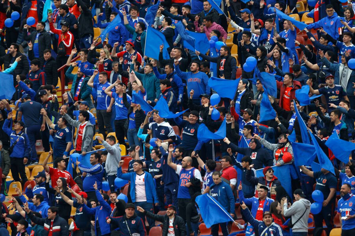 La parcialidad azul en el Superclásico entre la U y Colo Colo. Foto: Aton.