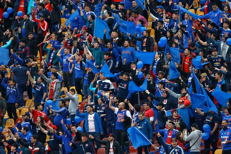 La parcialidad azul en el Superclásico entre la U y Colo Colo. Foto: Aton.