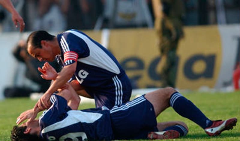 Nelson Pinto siendo atendido por Luis Musrri.