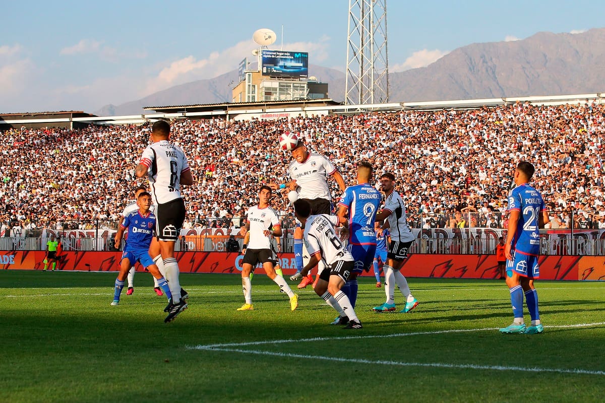Colo Colo enfrentando a la U. Agencia Aton