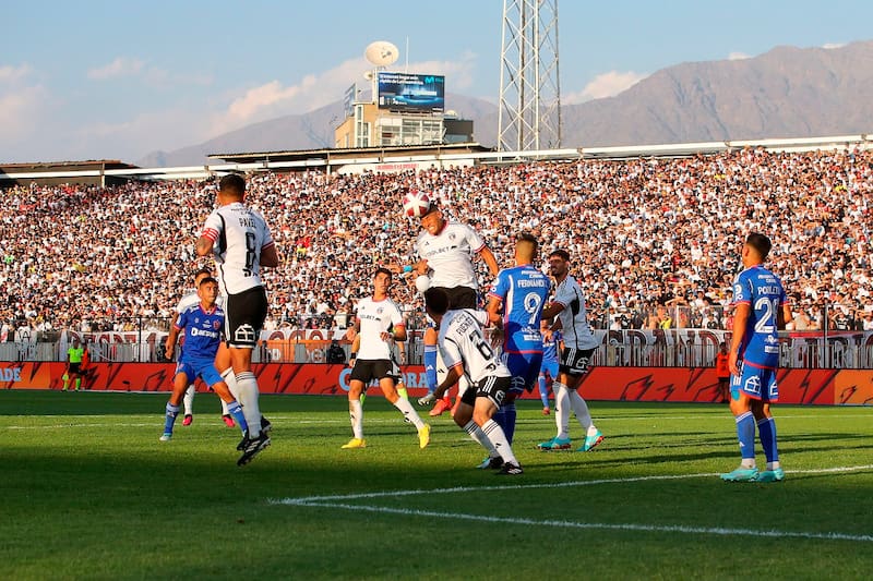 Colo Colo enfrentando a la U. Agencia Aton