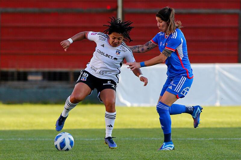 Ysaura Viso de Colo Colo y Carla Guerrero de Universidad de Chile disputan el balón durante el partido del lunes pasado en Santa Laura. Foto: Campeonato Chileno.