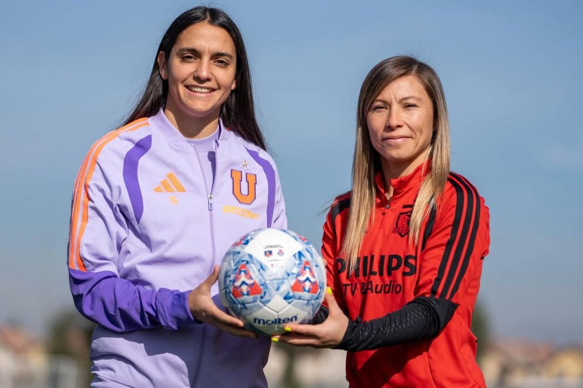 Daniela Zamora y Yanara Aedo, capitanas de Universidad de Chile y Colo Colo, respectivamente. Foto: Campeonato Chileno.
