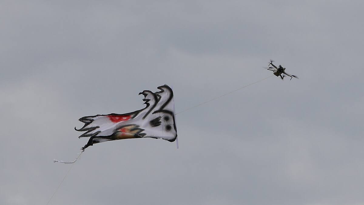 Hinchas de Colo Colo lanzaron dron con “Fantasma de la “B” en Santa Laura: jugador de la U lo pateó
