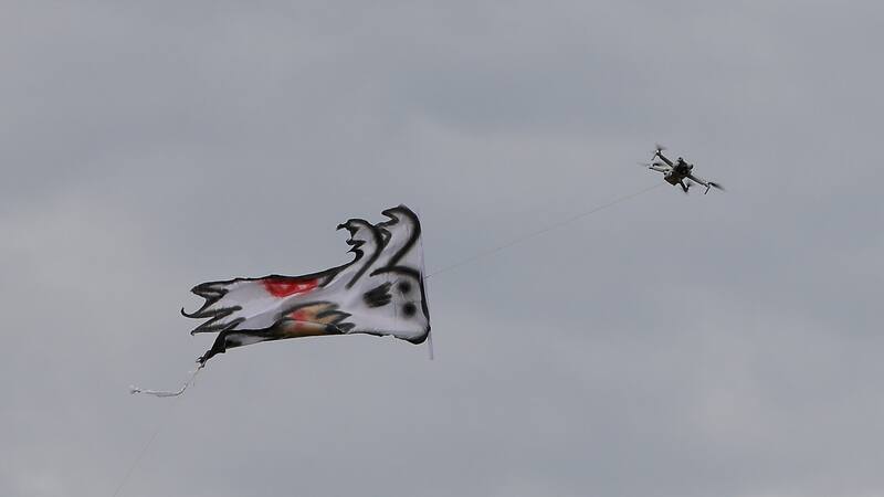 Hinchas de Colo Colo lanzaron dron con “Fantasma de la “B” en Santa Laura: jugador de la U lo pateó