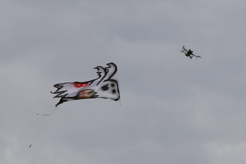 Hinchas de Colo Colo lanzan dron con fantasma de la “B” en el Santa Laura y Castellón lo frena a patadas. Foto: Felipe Escobedo - En Cancha