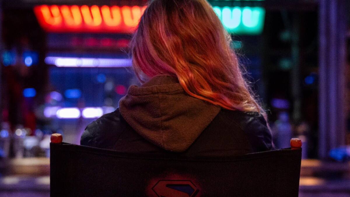 El primer póster de Supergirl muestra que la heroína será muy distinta a su primo Superman
