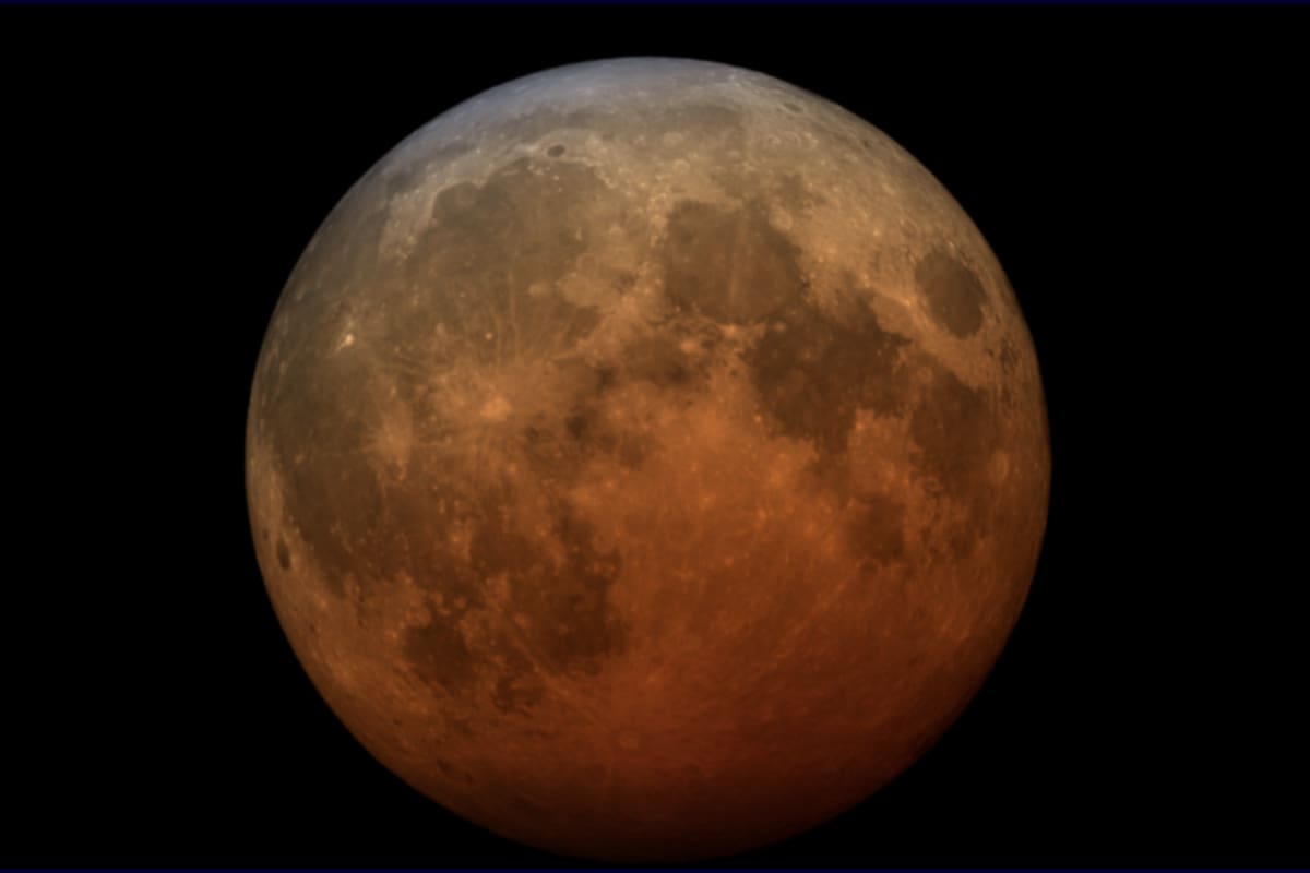 Durante este fenómeno, podemos observar con mayor detalle los surcos y crestas de este satélite.