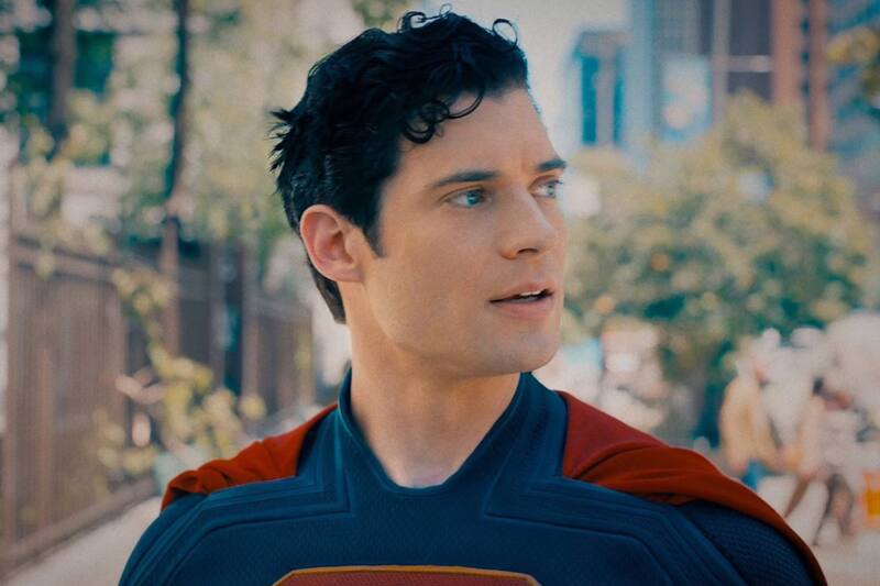 es protagonizada por David Coreswet.