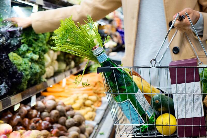Hay ofertas de trabajo para puestos operativos y administrativos en supermercados.