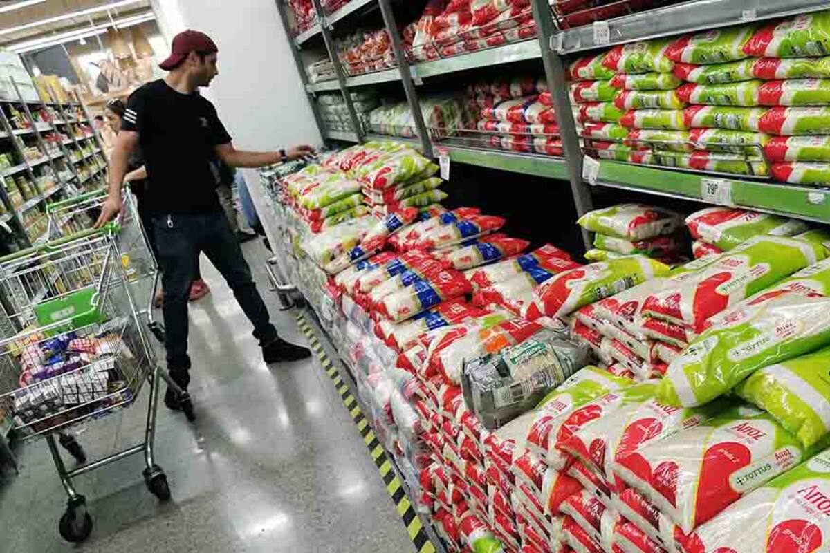 Son cientos los chilenos que este 31 de diciembre están realizando sus últimas compras del año para celebrar la llegada del 2024.