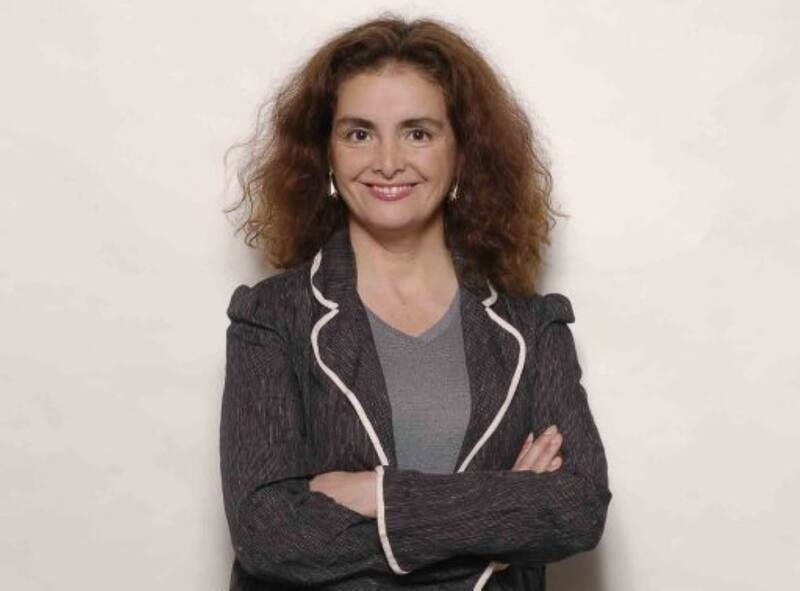 La ex embajadora exige disculpas públicas con notificación a la monarquía británica.