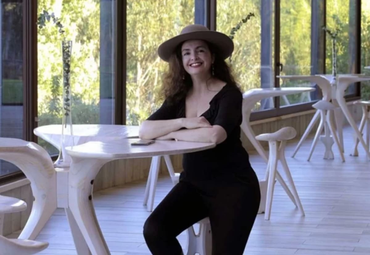 Su trabajo profesional ha estado principalmente dedicado al diseño de muebles de madera.