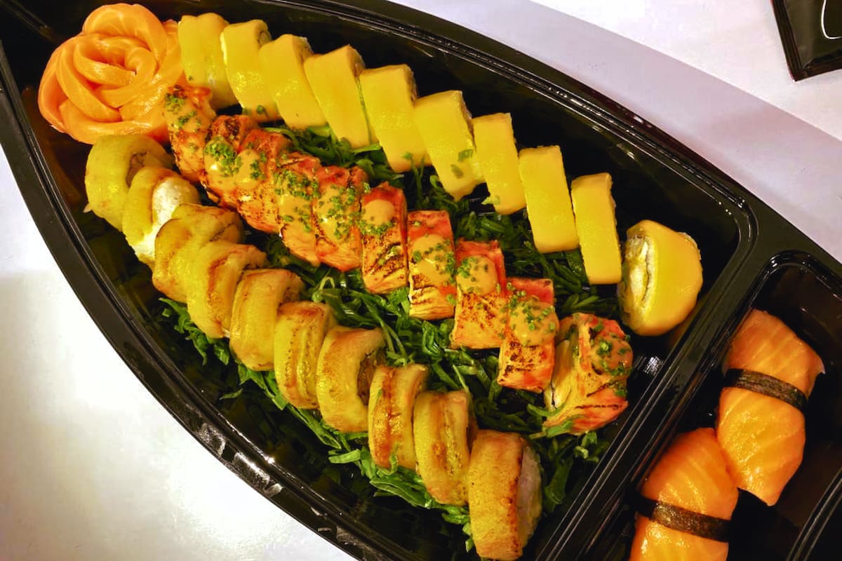 Un panorama culinario imperdible en Santiago, donde el pago se puede hacer con Junaeb. Foto: Sushi J&J en Instagram.