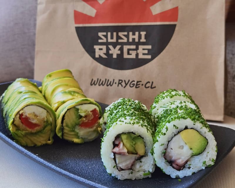 Con 5 locales alrededor de Santiago, o si prefieres en la comodidad de tu hogar.
Foto: Sushi Ryge