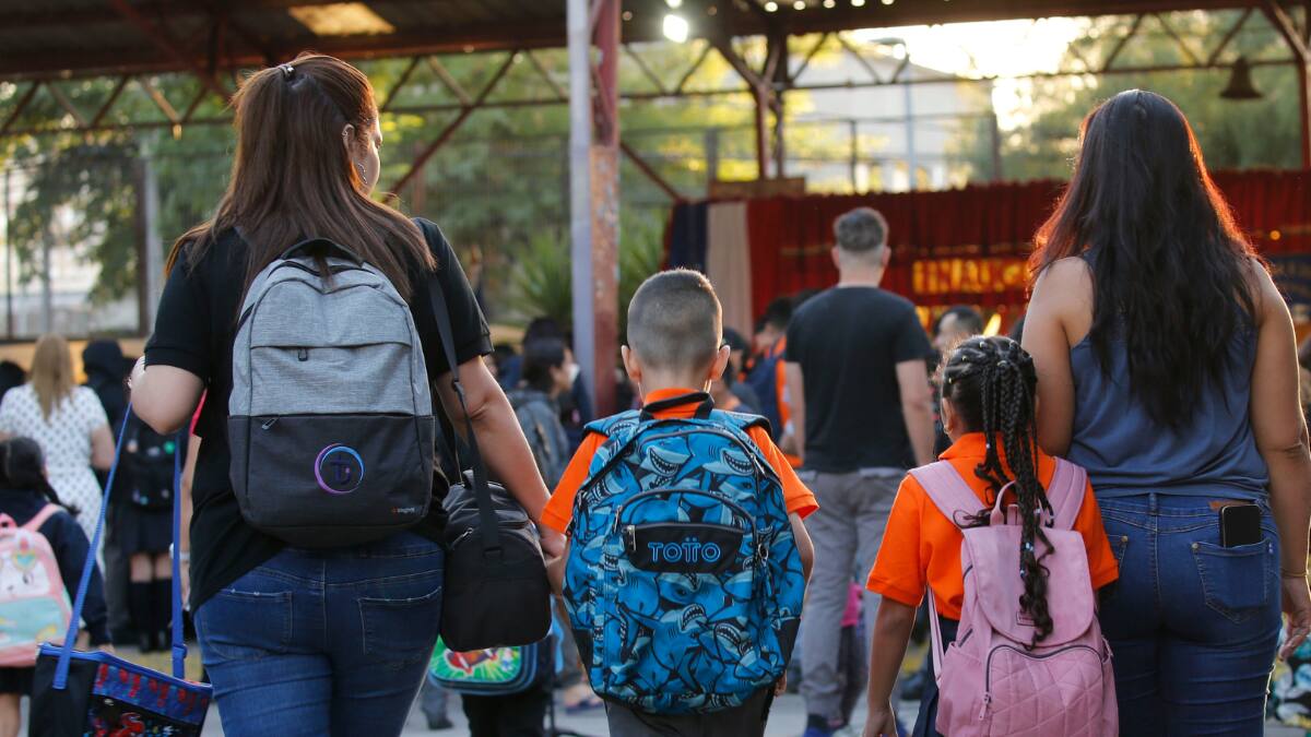 Suspenden clases en zonas costeras de Chile tras alerta por amenaza de tsunami