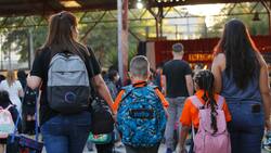 Suspenden clases en zonas costeras de Chile tras alerta por amenaza de tsunami