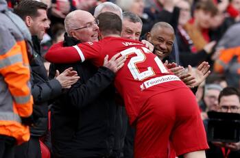 VIDEO | Emocionante: Liverpool le cumplió el deseo a Sven Goran Eriksson de dirigir al equipo antes de morir