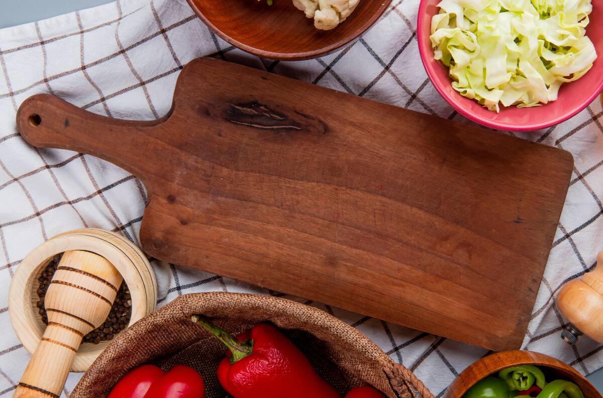 Cómo desinfectar tu tabla de cortar de madera: dos métodos caseros fáciles