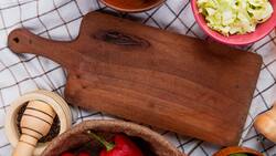 Cómo desinfectar tu tabla de cortar de madera: dos métodos caseros fáciles