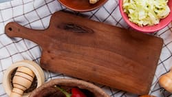 Ni bicarbonato ni vinagre: el truco definitivo para limpiar y desinfectar la tabla de madera de tu cocina