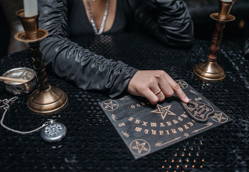 La Ouija es un método usado desde hace siglos para comunicarse con el "más allá" | Foto: Befunky