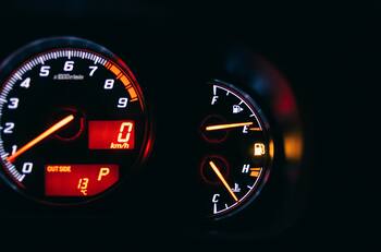 No es lo que pensabas: Esto significa la letra E en el medidor de bencina de tu auto