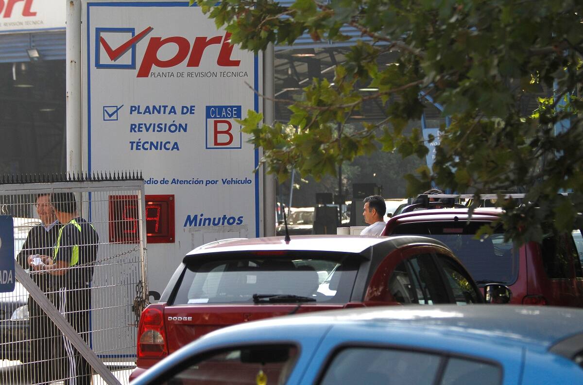 VIDEO | Registran enorme congestionamiento de autos que esperan entrar a una Planta de Revisión Técnica
