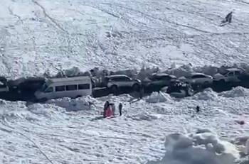 VIDEO | Más de una veintena de autos quedaron atascados en Cajón del Maipo por taco kilométrico