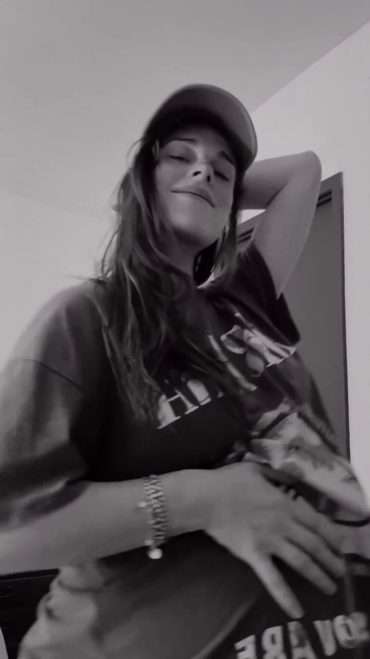 La actriz siempre se encuentra sonriente mientras posa su cuerpo.