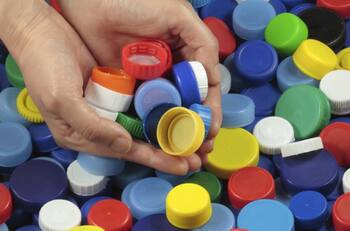 Aguanta la respiración antes de saber por qué todo el mundo está guardando las tapas de las botellas