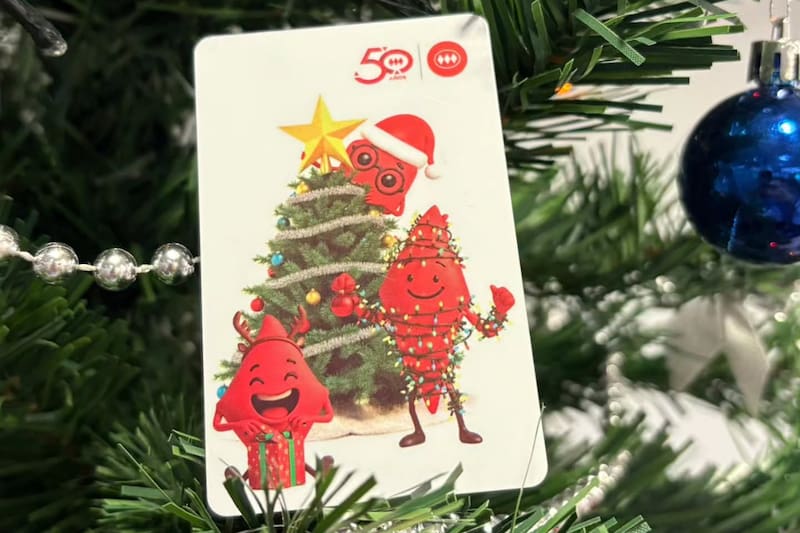 El plástico busca llevar la magia de esta época del año hasta los miles de pasajeros que viajan en la red de transporte capitalina a diario. Créditos: Metro de Santiago.