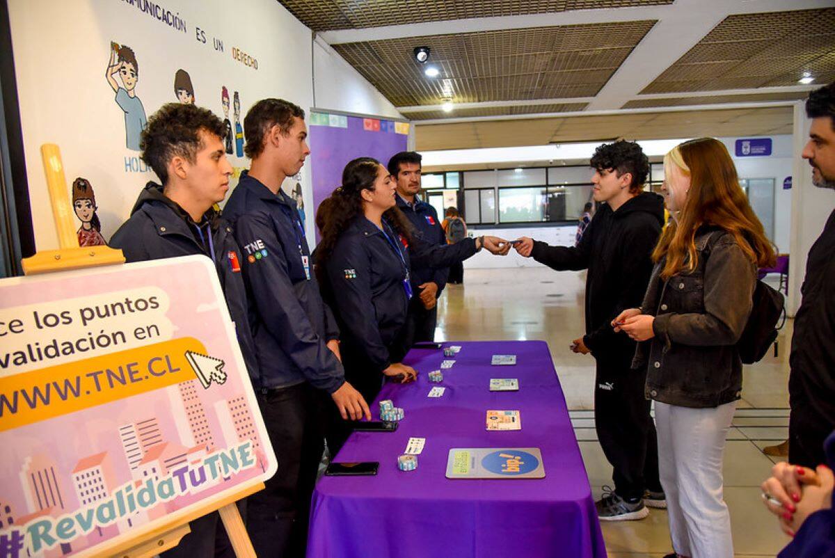 La TNE es un beneficio administrado por Junaeb desde el año 2006 que permite el traslado liberado o rebajado de los alumnos en los medios de transporte público.