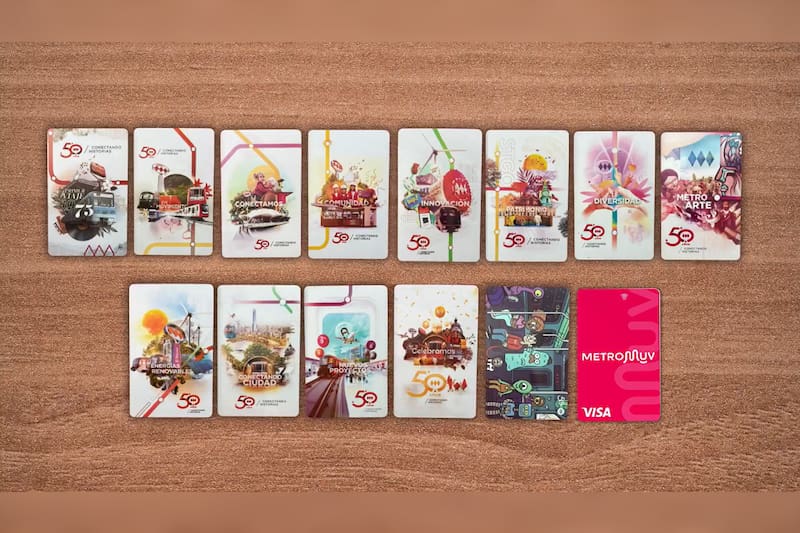 La entidad lanzó una colección completa de plásticos conmemorativos de sus 50 años transportando a pasajeros por la Región Metropolitana. Créditos: Metro de Santiago.