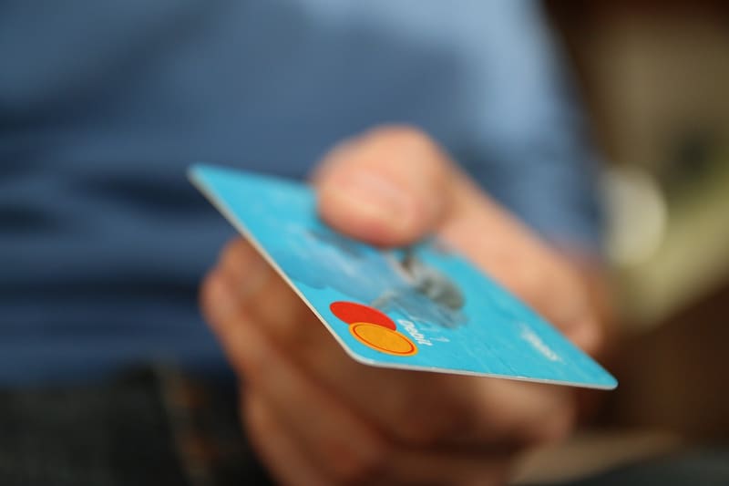 Revisa las opciones de tarjetas de crédito que pueden obtener las dueñas de casa en Chile.