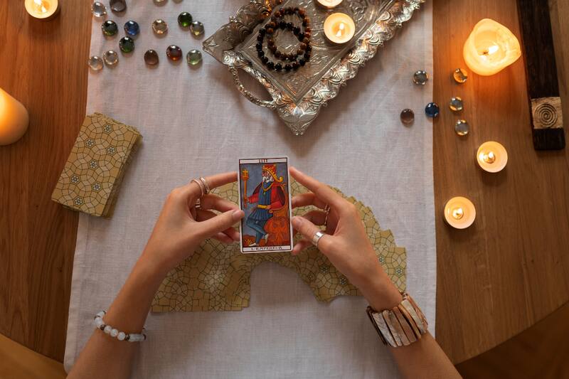 ¿Quieres recibir un consejo para este 7 de junio? Escoge una de las 3 cartas del Tarot dispuestas a guiarte.