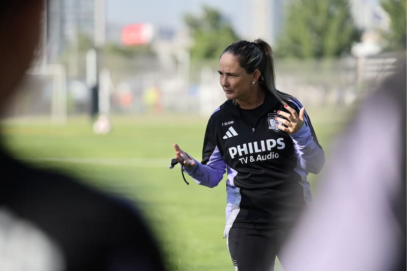 La primera mujer en ganar como DT el Brasileirao trajo su estudiada metodología al fútbol chileno. Foto: @colocolofemenino