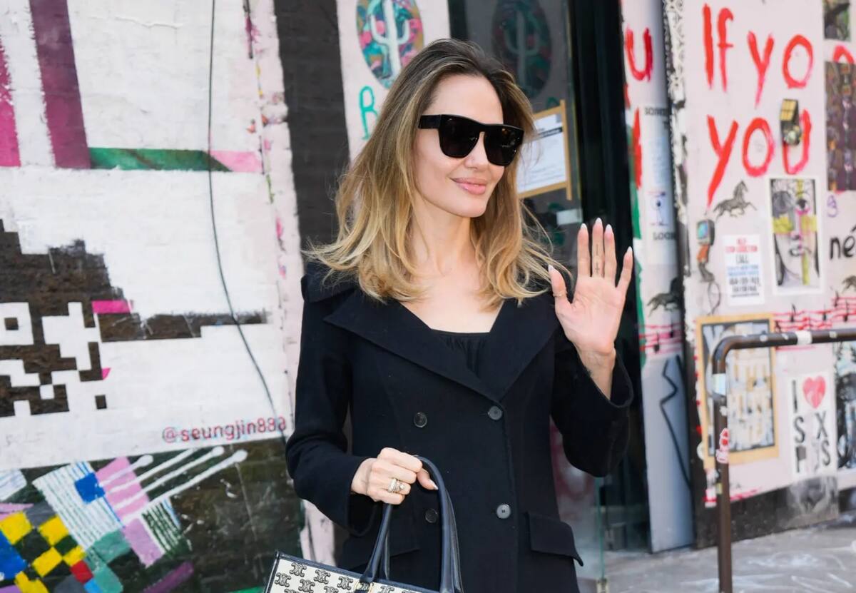 Las especulaciones terminaron. Al fin se supo de qué va el diseño del nuevo tatuaje de los dedos medios de Angelina Jolie.