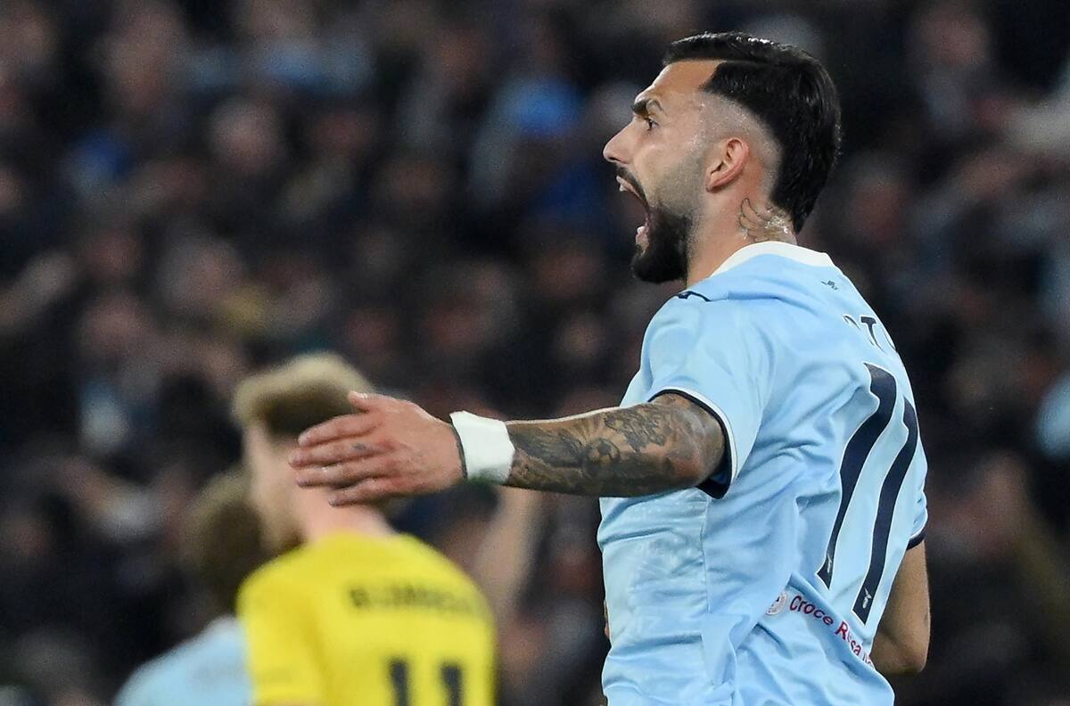 Ex U. de Chile falló el penal decisivo que eliminó a Lazio en cuartos de final de la Europa League