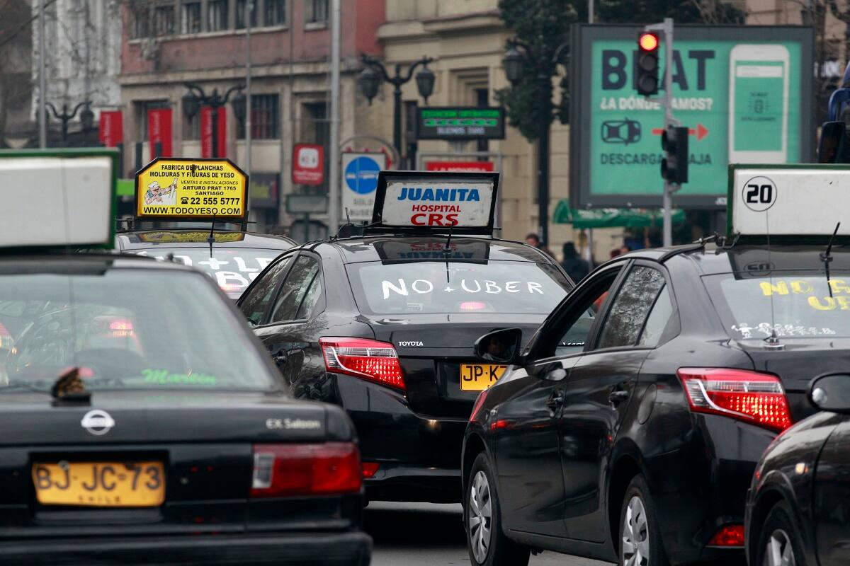 Santiago 20 agosto 2018.
Taxistas y colectivos protestan contra UBER en el Centro de la capital
Christian Iglesias/Aton Chile