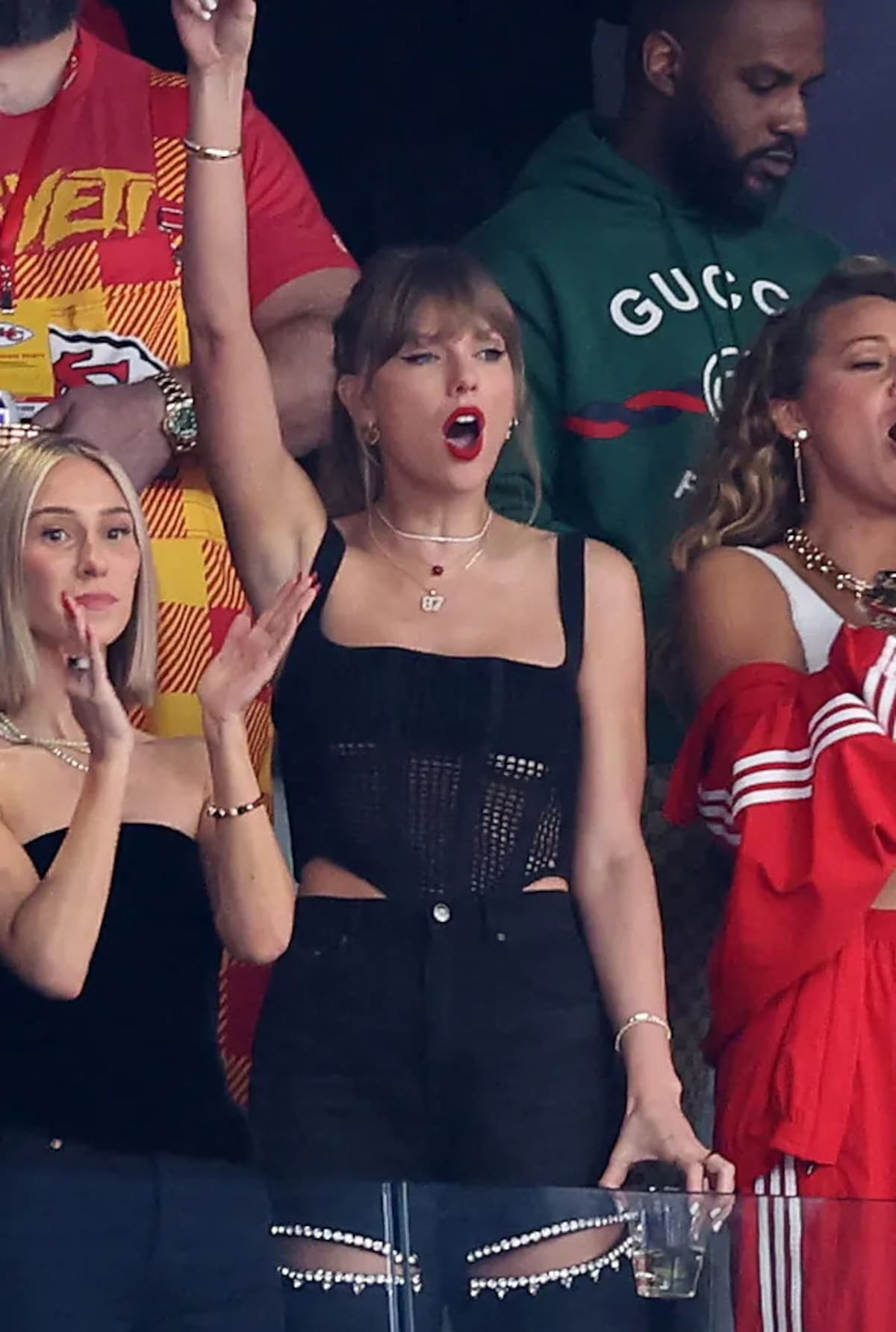 La cantante para el Super Bowl LVIII, asistió con un corsé negro y jeans con detalles en cristal.