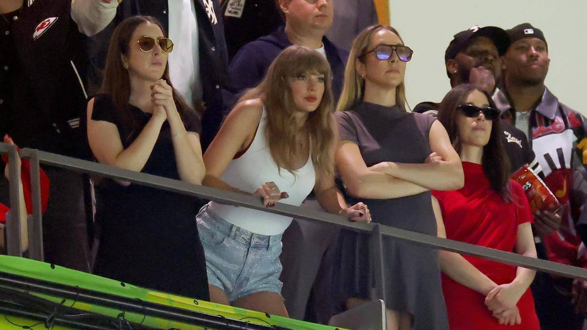La cantante sufrió con la derrota del equipo de Travis Kelce desde su palco con sus amigas. Créditos: El Periódico de España.