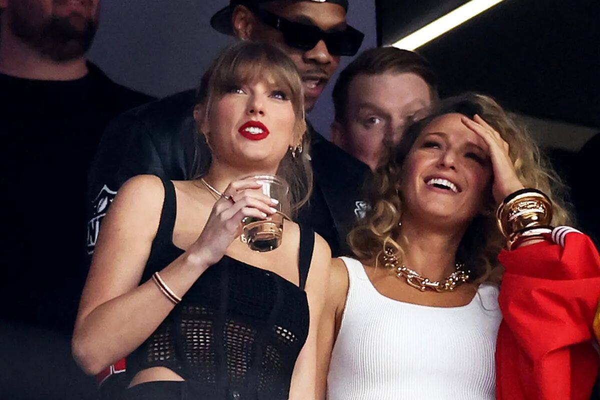 La cantante y la actriz compartieron palco en la edición anterior del Super Bowl. Créditos: Antena 3.