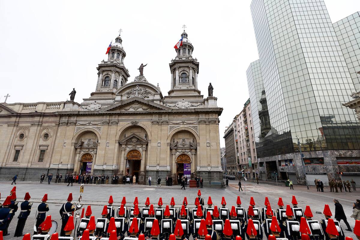 Como es tradicional, el mandatario recibió los honores de la guardia presidencial en La Moneda antes de iniciar el trayecto hacia la Catedral Metropolitana.