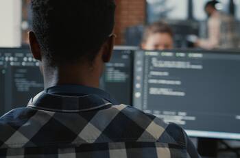 Alta empleablidad y salario muy atractivo desde el primer año: ¿Cuánto puedes ganar siendo técnico en computación e informática?