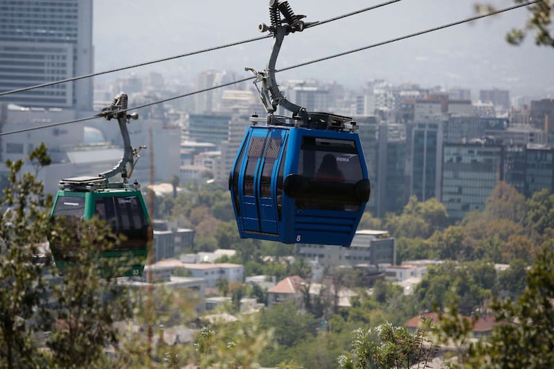 Las cabinas permiten observar la ciudad de las alturas. Créditos: Juan Eduardo Lopez/Aton Chile.