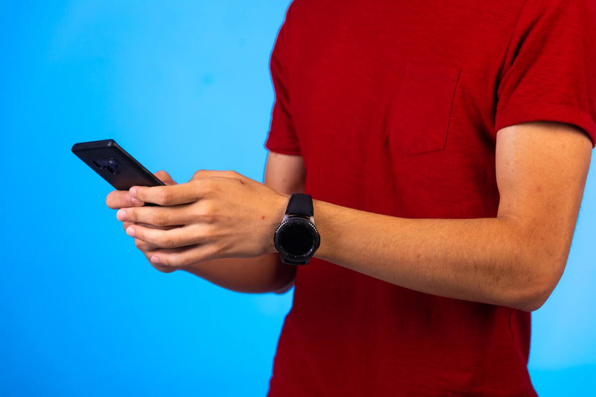 Si bien en algunos dispositivos la hora se cambia automáticamente, en otros hay que cambiarla de forma manual.
