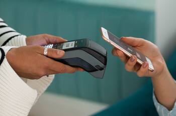 ¿Cómo pagar con mi teléfono como si fuese una tarjeta de crédito?