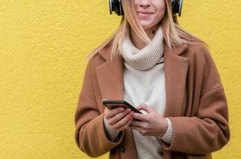 ¿Tienes una canción pegada y no sabes cuál es? Así puedes buscarla solo tarareando