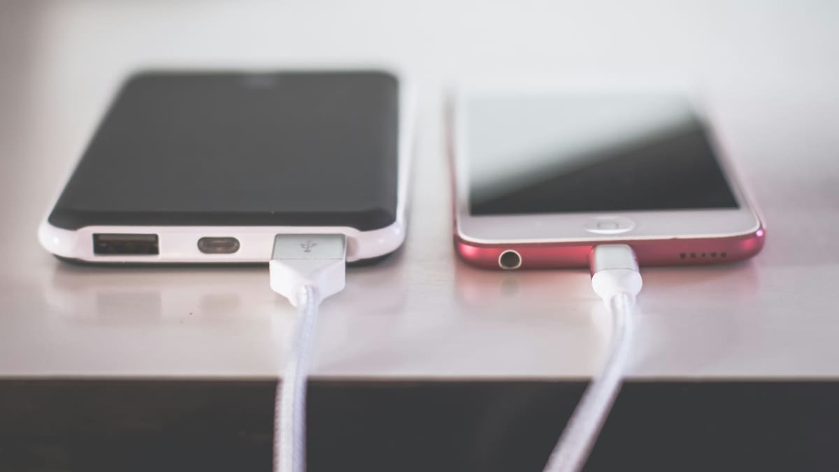 ¿Será tu cable o el teléfono? Así puedes descubrir por qué se demora tanto en cargar la batería de tu celular